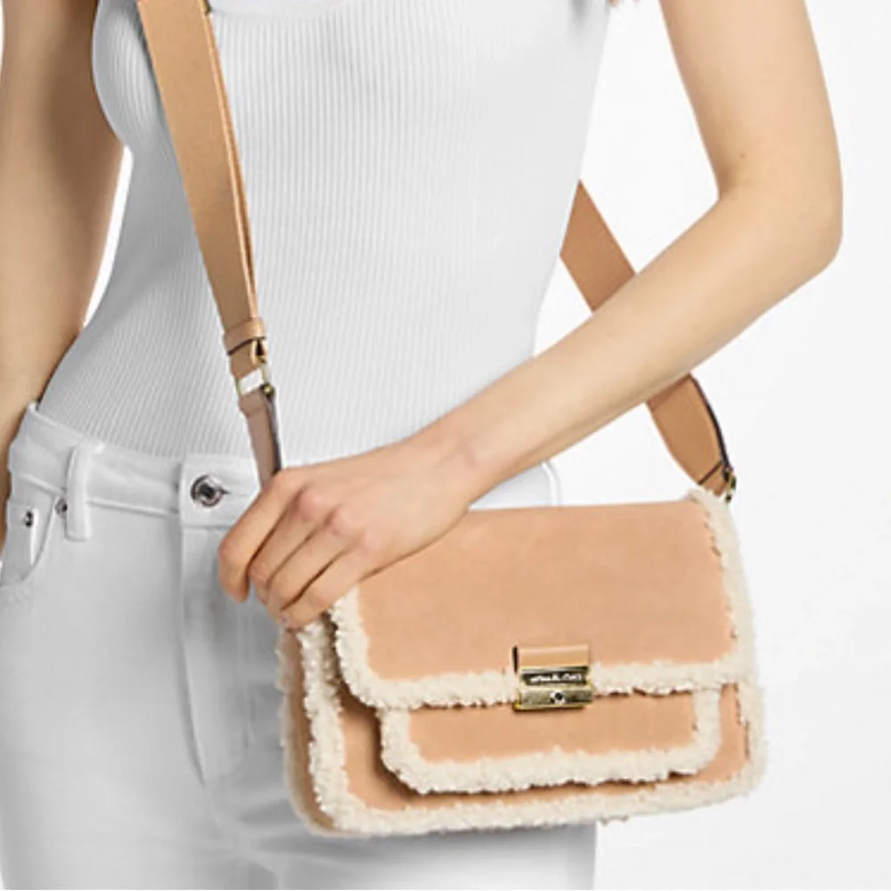 MICHAEL KORS Bradshaw Medium Suede and Faux Shearling Messenger Bag
Peanut
NWT - Picture 3 of 16